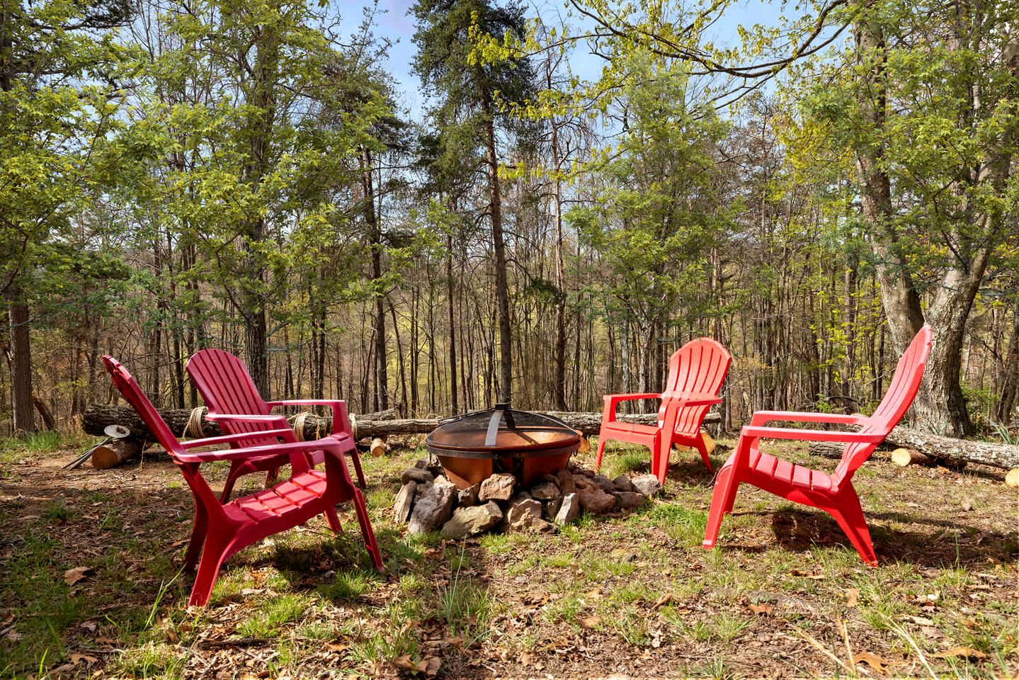 Vibrant Woodland Cabin Sanctuary near Great Cacapon River in West Virginia