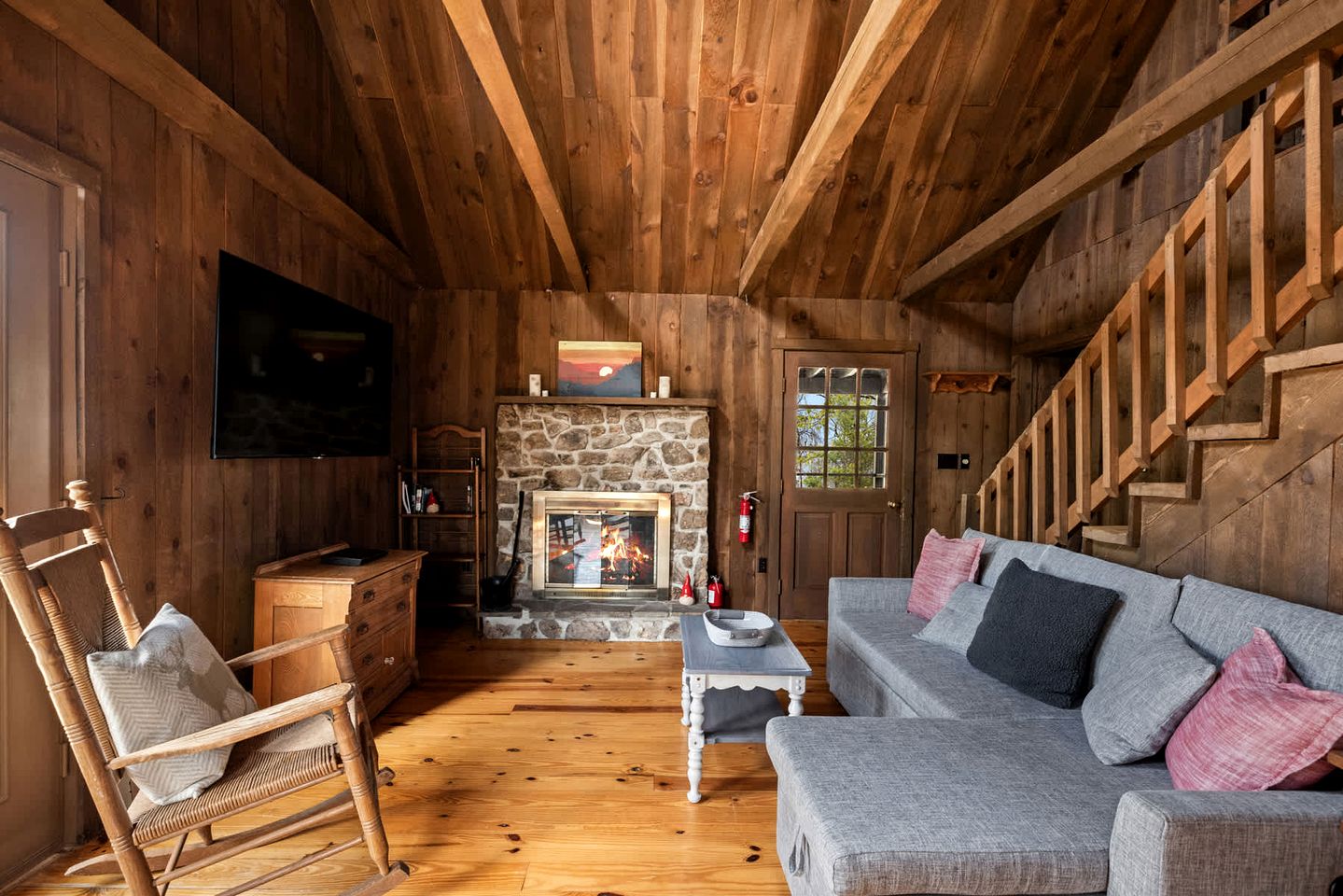 Vibrant Woodland Cabin Sanctuary near Great Cacapon River in West Virginia