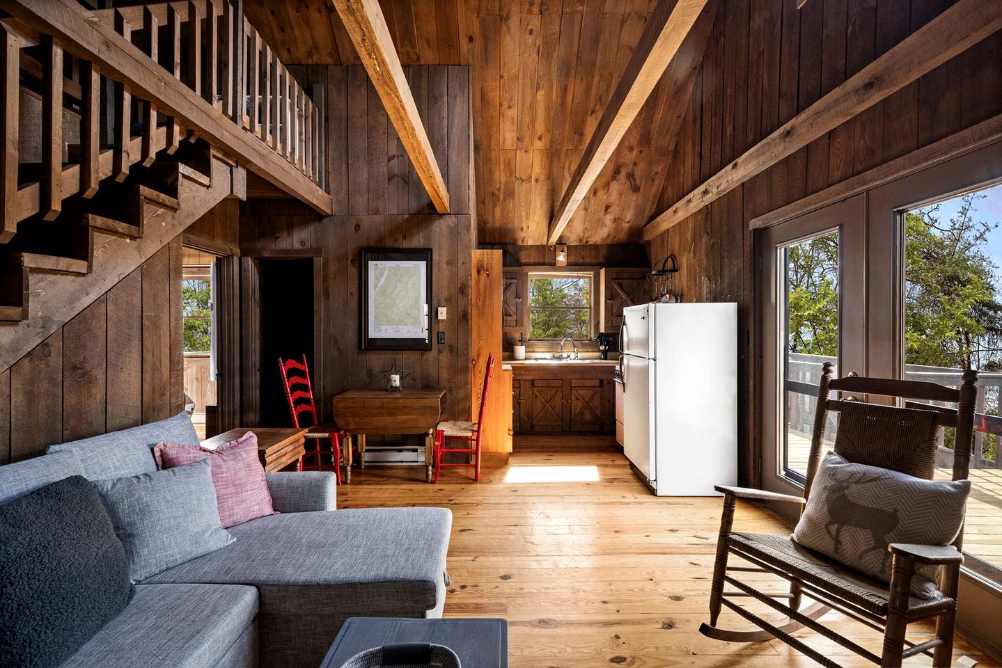 Vibrant Woodland Cabin Sanctuary near Great Cacapon River in West Virginia
