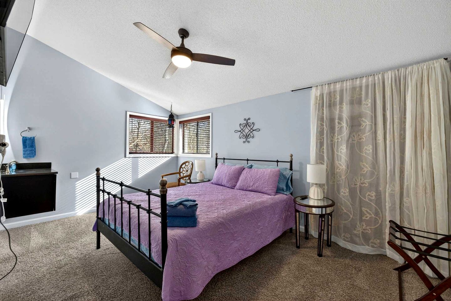 Classic Mountain Retreat Cabin with Private Hot Tub Near Hiking & Golf in Hedgesville, West Virginia