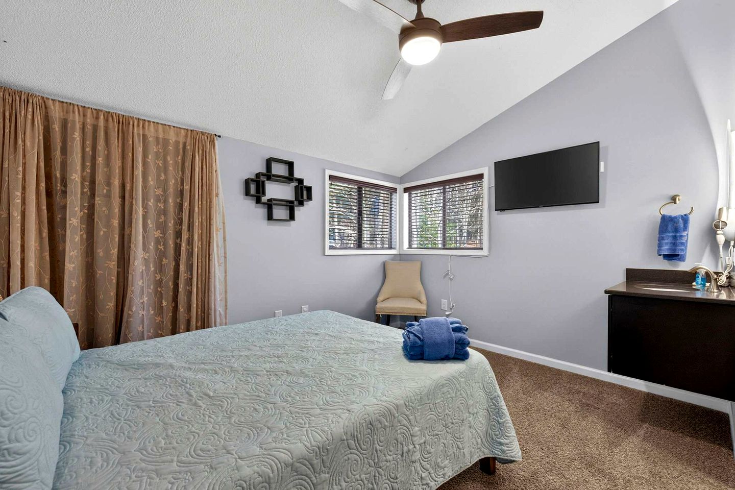 Classic Mountain Retreat Cabin with Private Hot Tub Near Hiking & Golf in Hedgesville, West Virginia