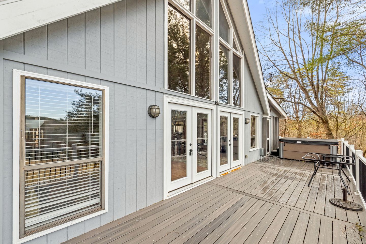 Classic Mountain Retreat Cabin with Private Hot Tub Near Hiking & Golf in Hedgesville, West Virginia