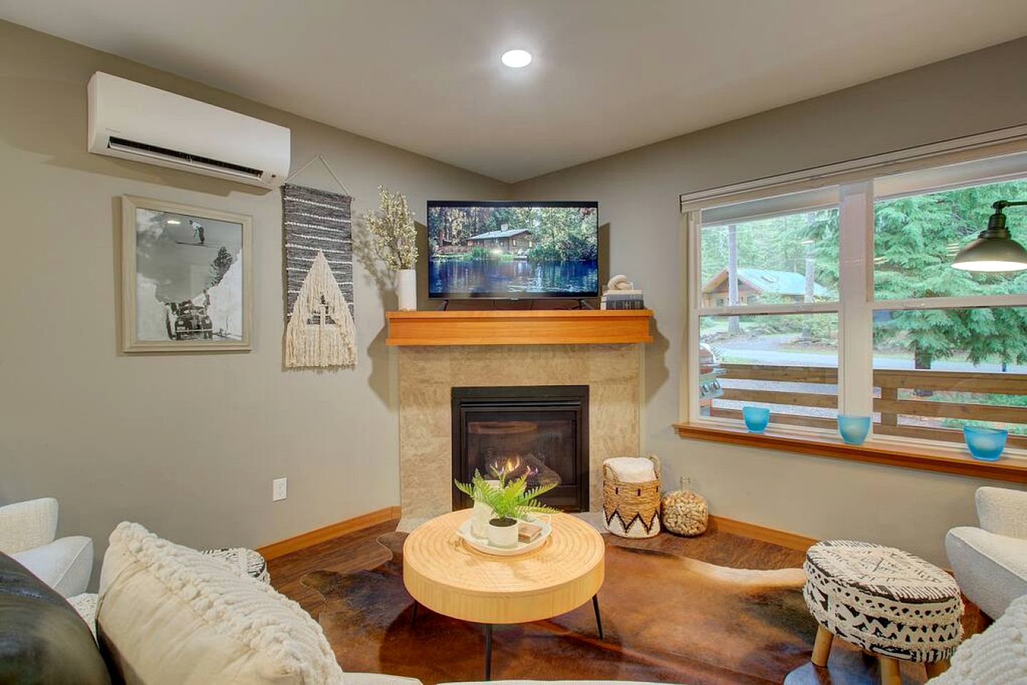 Gorgeous Mountain Cabin with Yard, Hot-Tub and Fire Pit in Washington