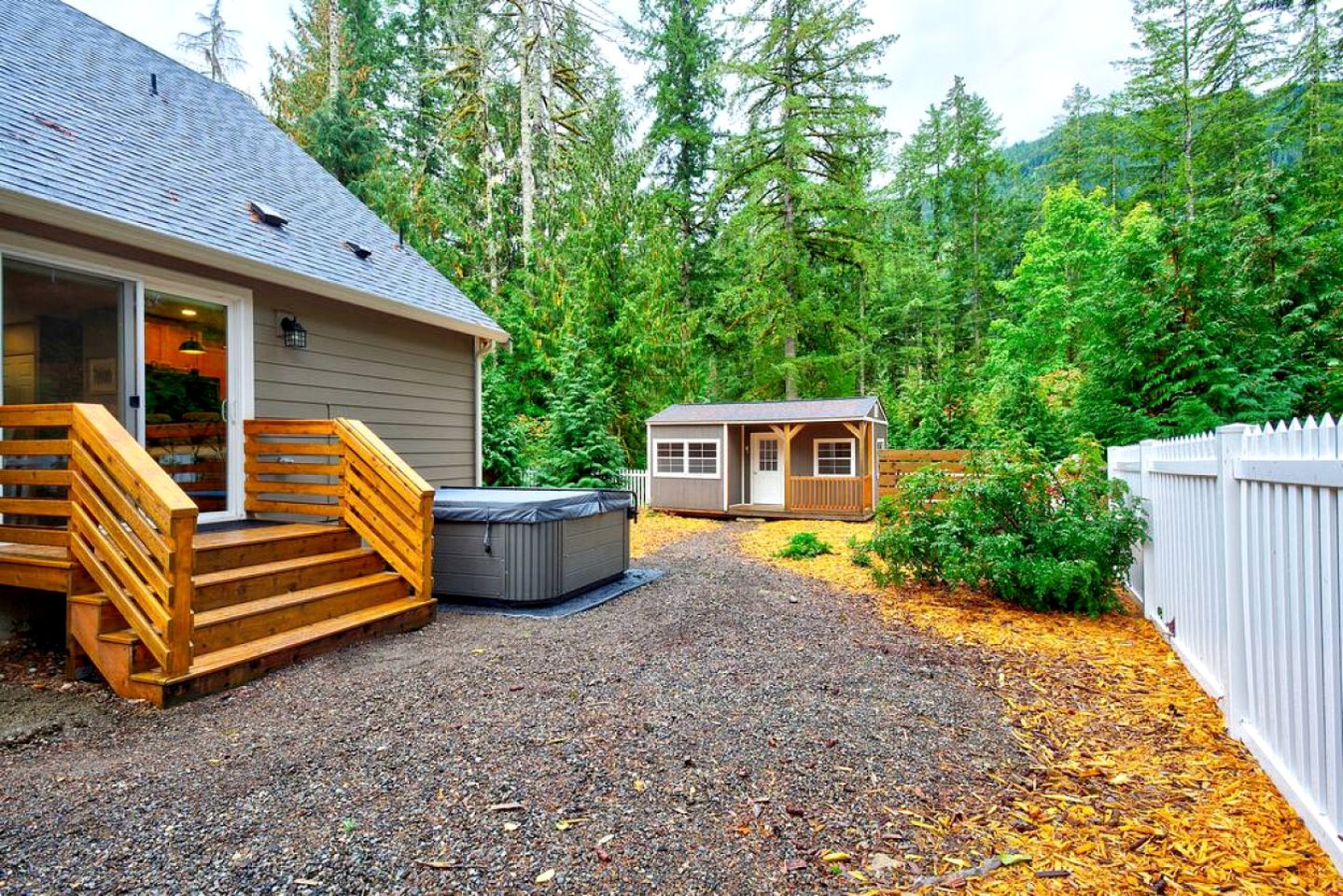 Gorgeous Mountain Cabin with Yard, Hot-Tub and Fire Pit in Washington
