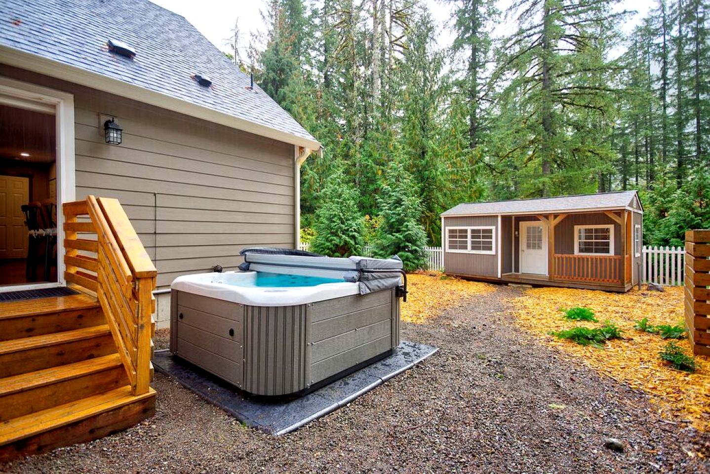 Gorgeous Mountain Cabin with Yard, Hot-Tub and Fire Pit in Washington