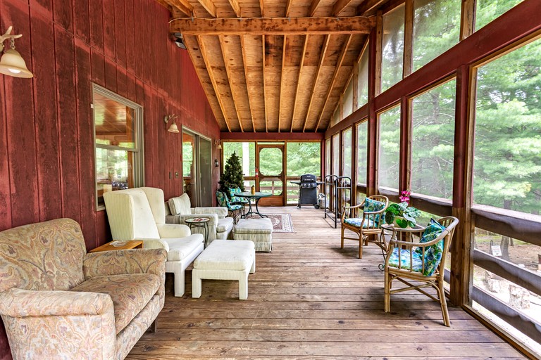 RU Cabin w Hot Tub, River, Kayak, WiFi, & Fire Pit, Cabins, Great