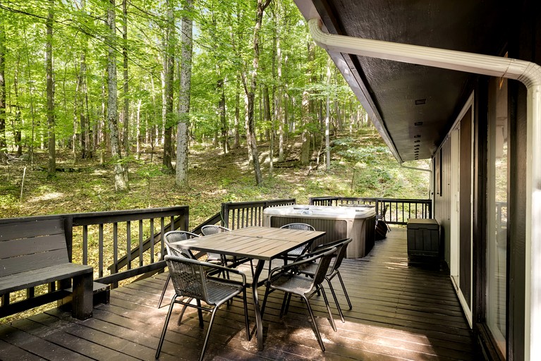 Cabins (United States of America, Berkeley Springs, West Virginia)