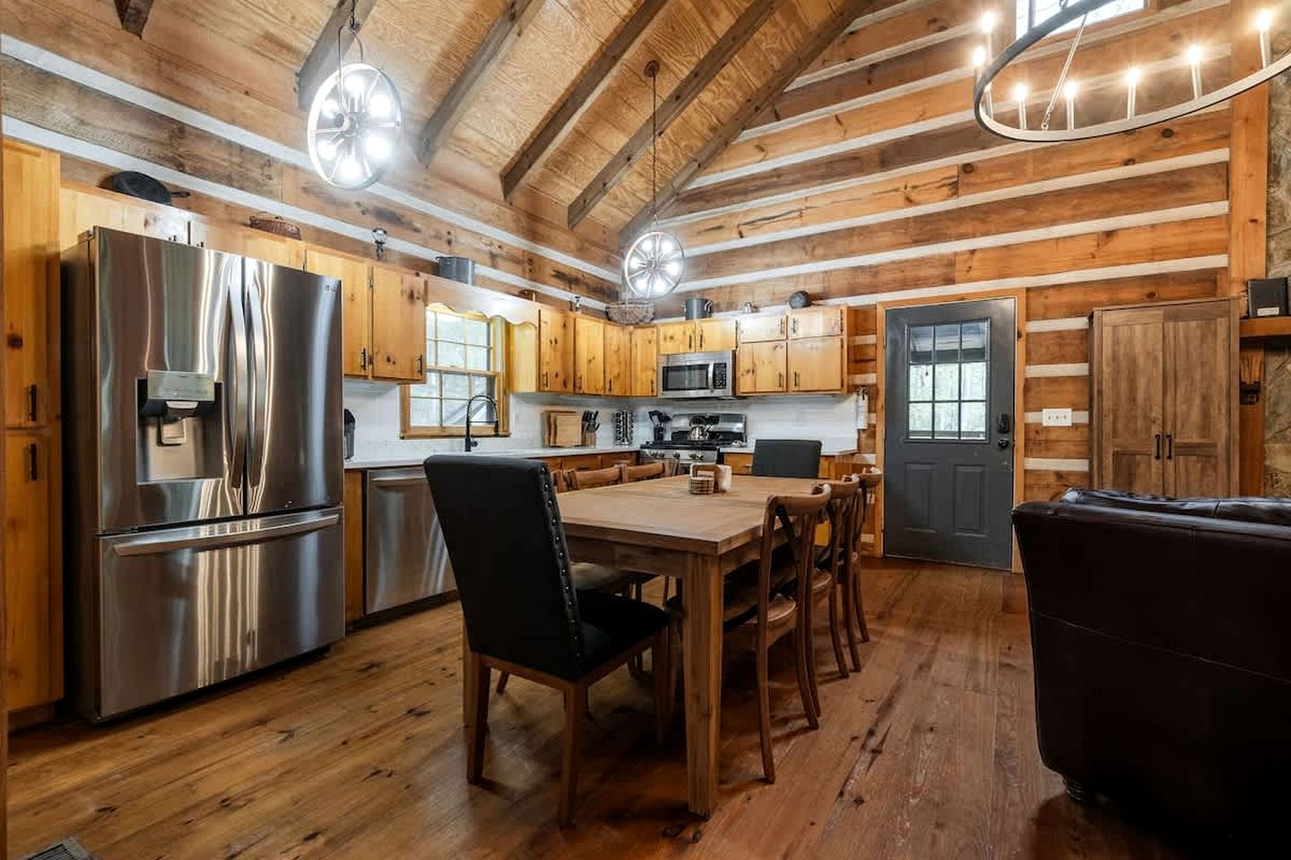 Enchanting Creekside Mountain Cabin Retreat with Luxury Amenities in the Heart of Scenic Blue Ridge, Georgia