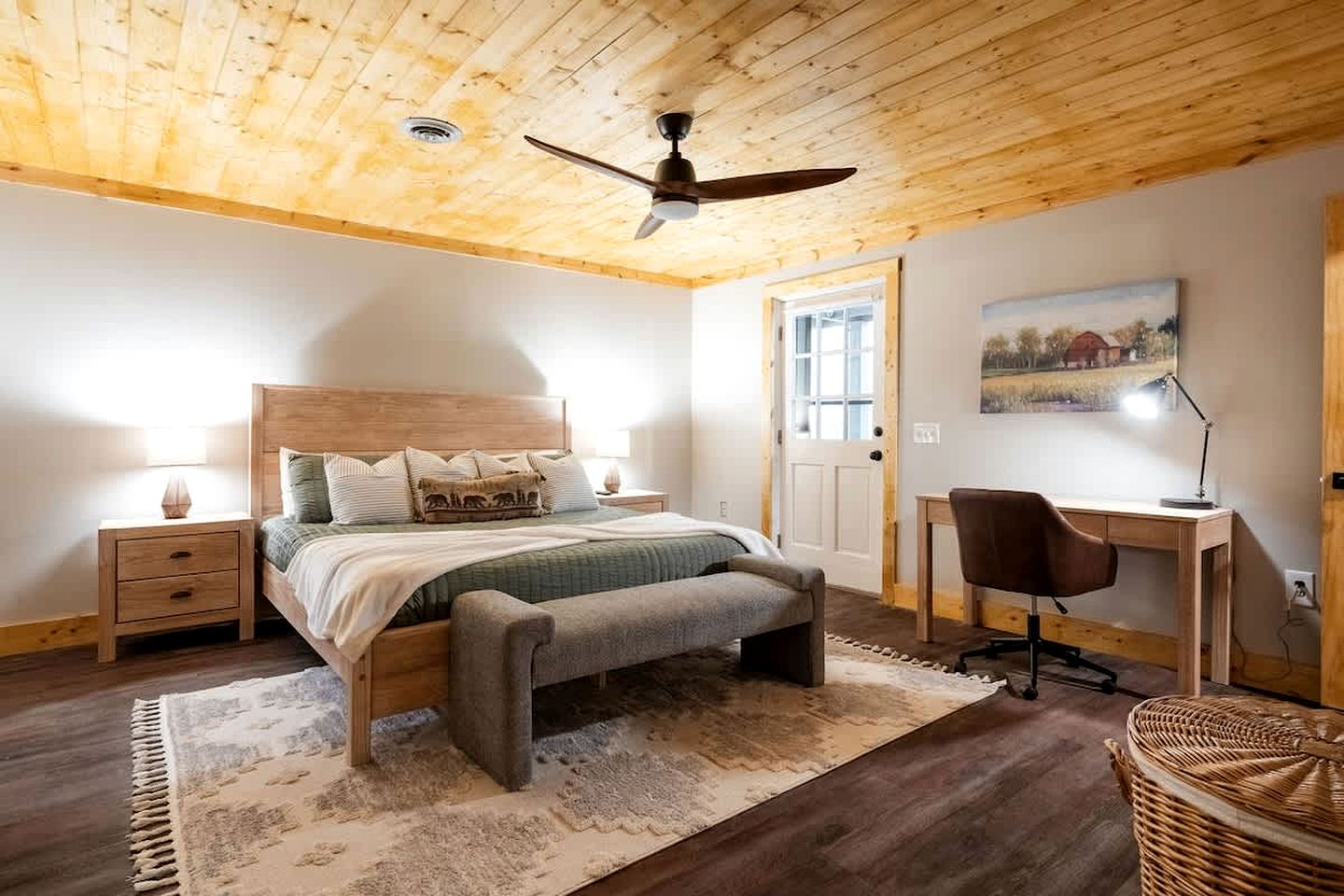 Enchanting Creekside Mountain Cabin Retreat with Luxury Amenities in the Heart of Scenic Blue Ridge, Georgia