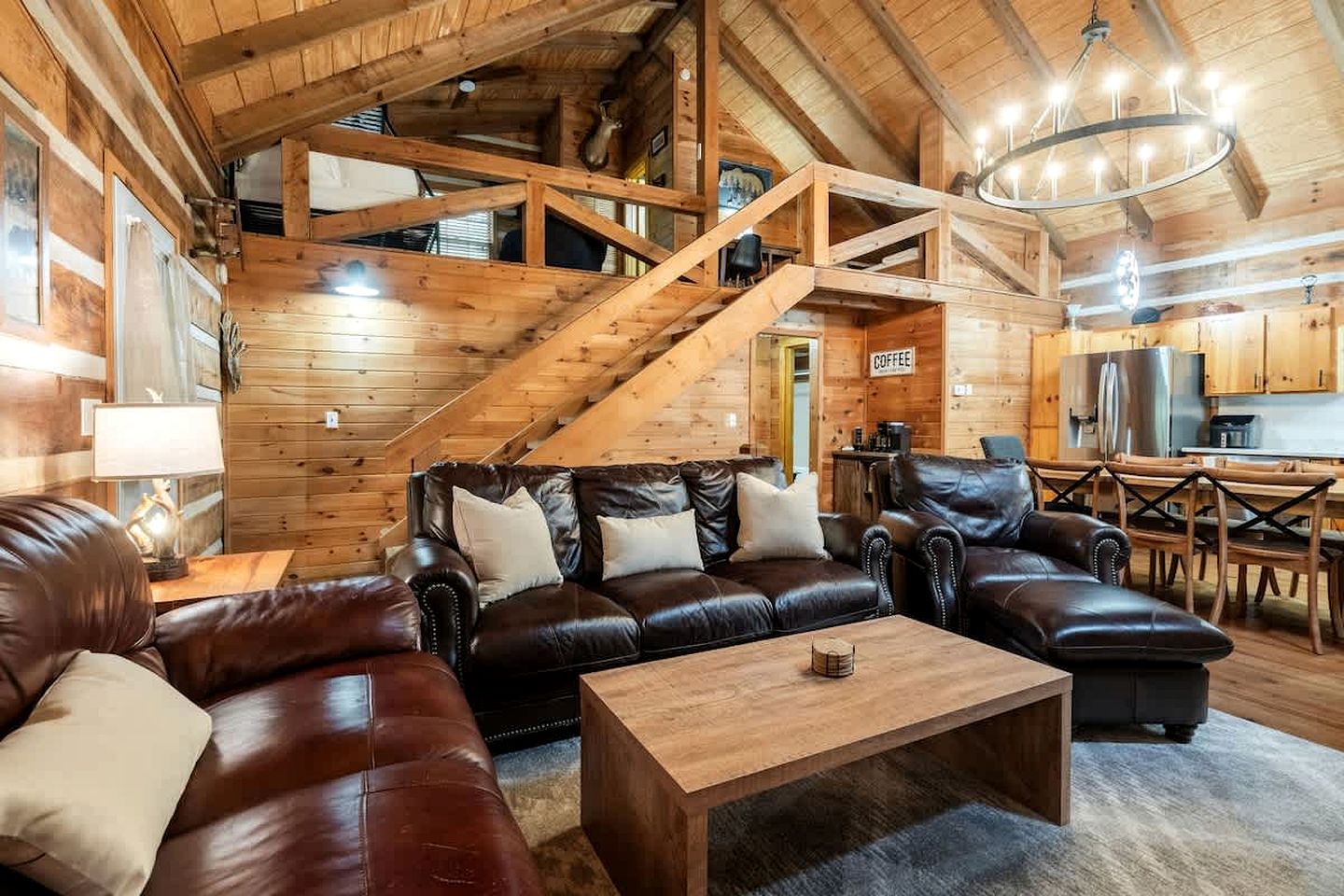 Enchanting Creekside Mountain Cabin Retreat with Luxury Amenities in the Heart of Scenic Blue Ridge, Georgia