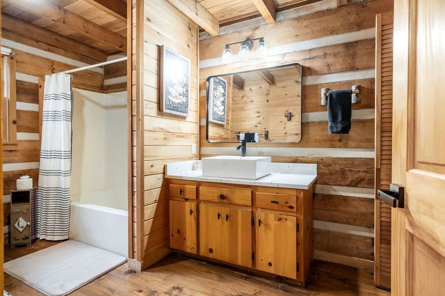 Enchanting Creekside Mountain Cabin Retreat with Luxury Amenities in the Heart of Scenic Blue Ridge, Georgia