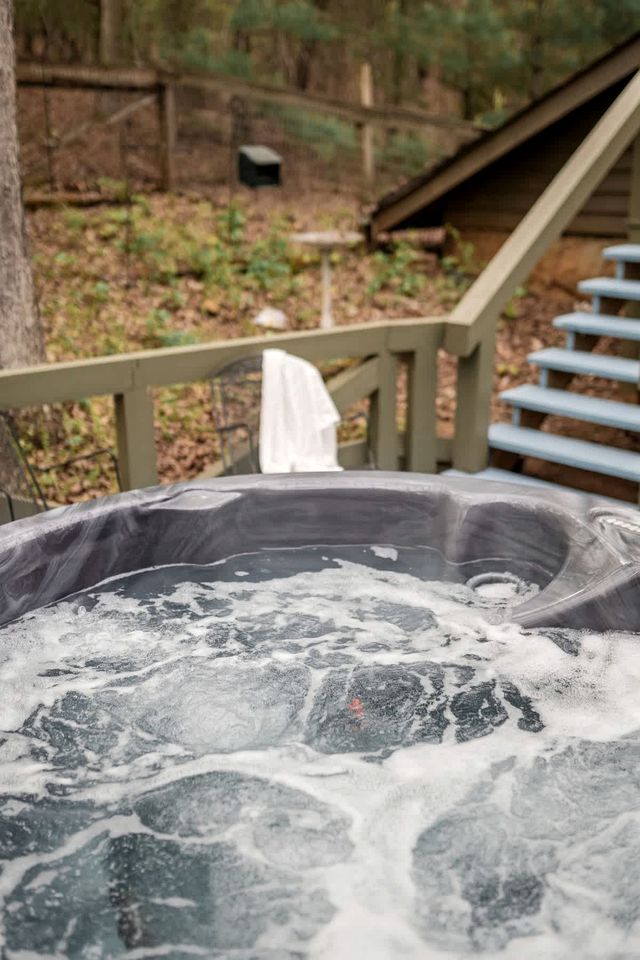 Enchanting Creekside Mountain Cabin Retreat with Luxury Amenities in the Heart of Scenic Blue Ridge, Georgia