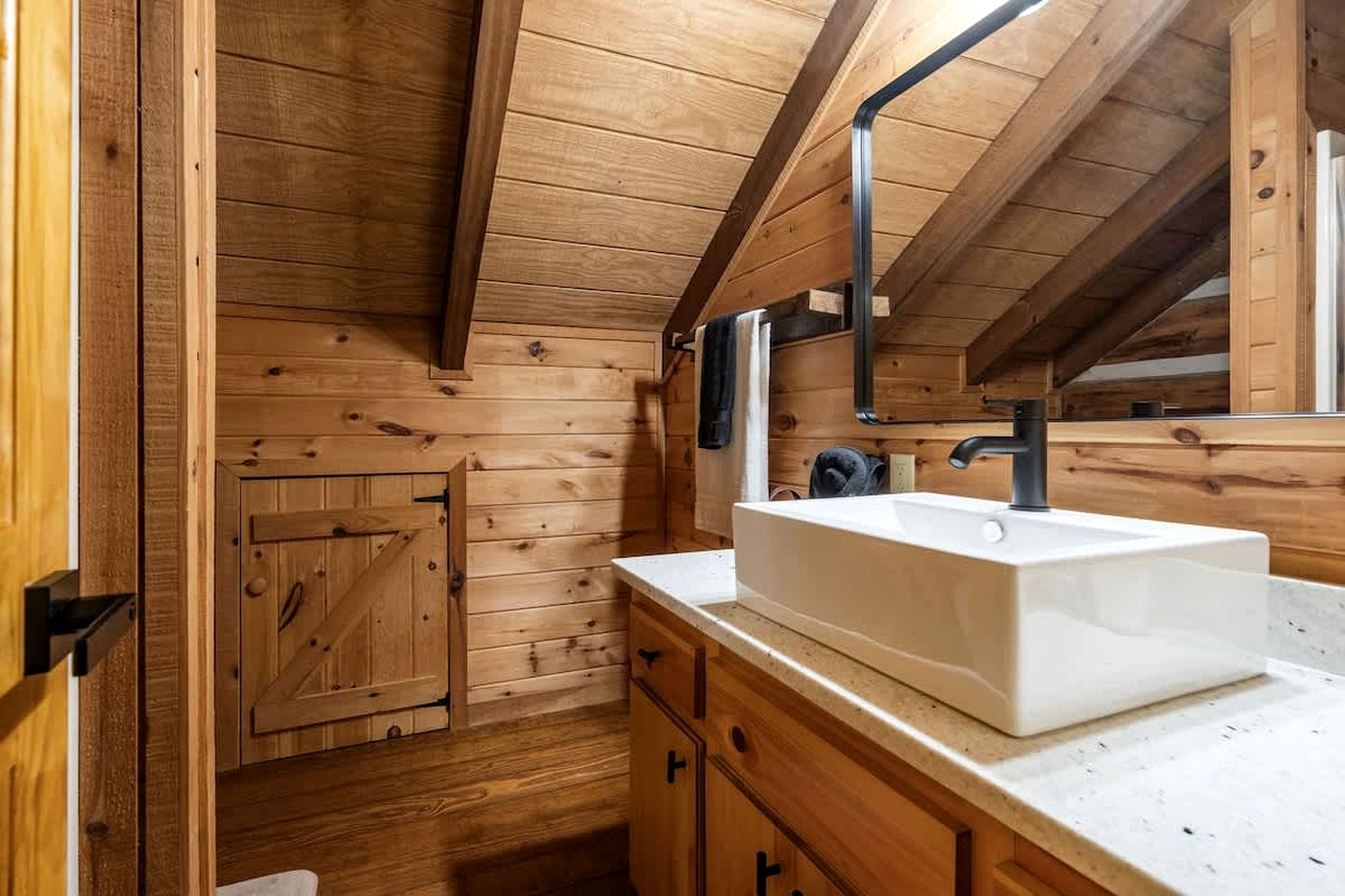 Enchanting Creekside Mountain Cabin Retreat with Luxury Amenities in the Heart of Scenic Blue Ridge, Georgia