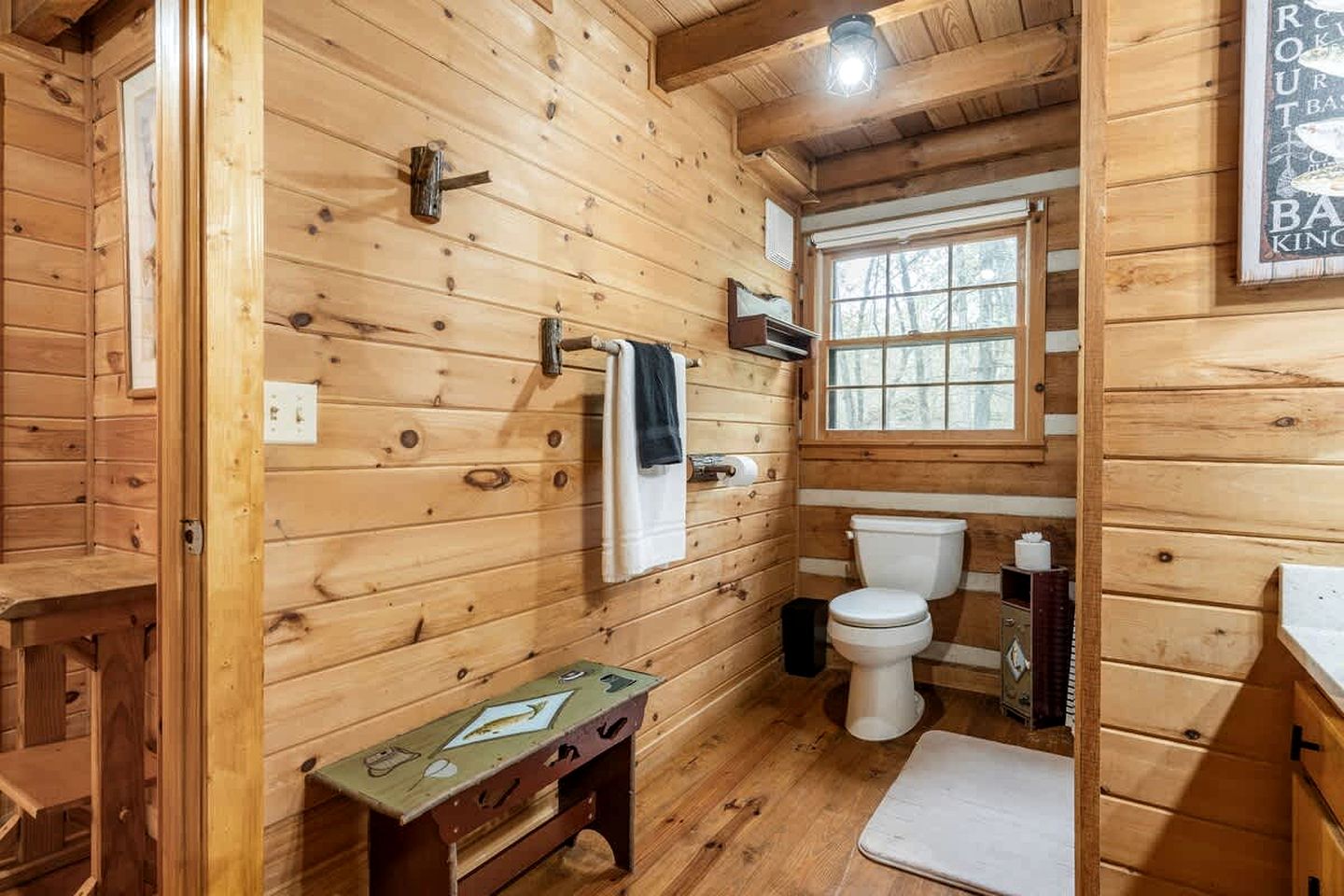 Enchanting Creekside Mountain Cabin Retreat with Luxury Amenities in the Heart of Scenic Blue Ridge, Georgia