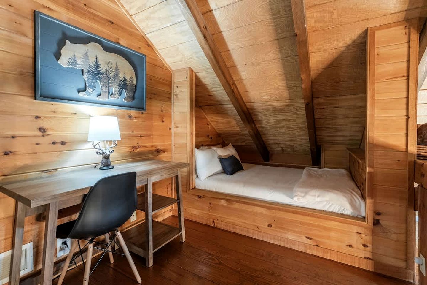 Enchanting Creekside Mountain Cabin Retreat with Luxury Amenities in the Heart of Scenic Blue Ridge, Georgia