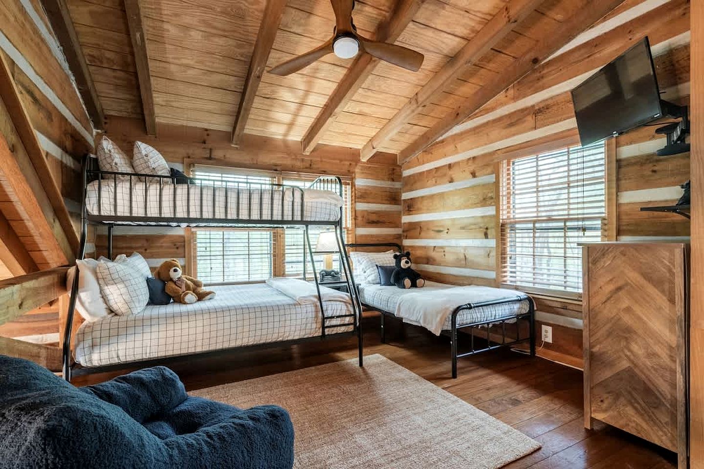 Enchanting Creekside Mountain Cabin Retreat with Luxury Amenities in the Heart of Scenic Blue Ridge, Georgia