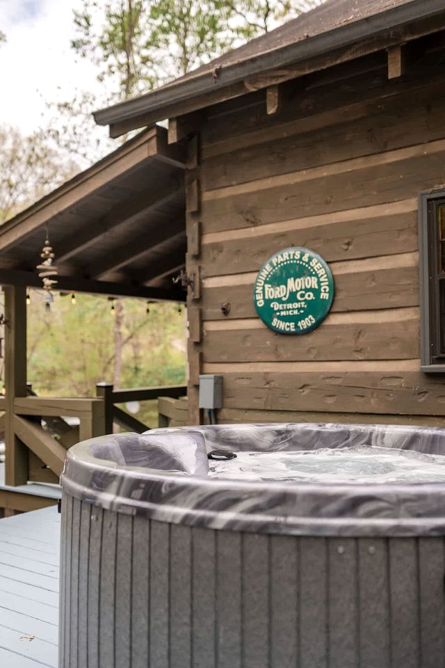 Enchanting Creekside Mountain Cabin Retreat with Luxury Amenities in the Heart of Scenic Blue Ridge, Georgia
