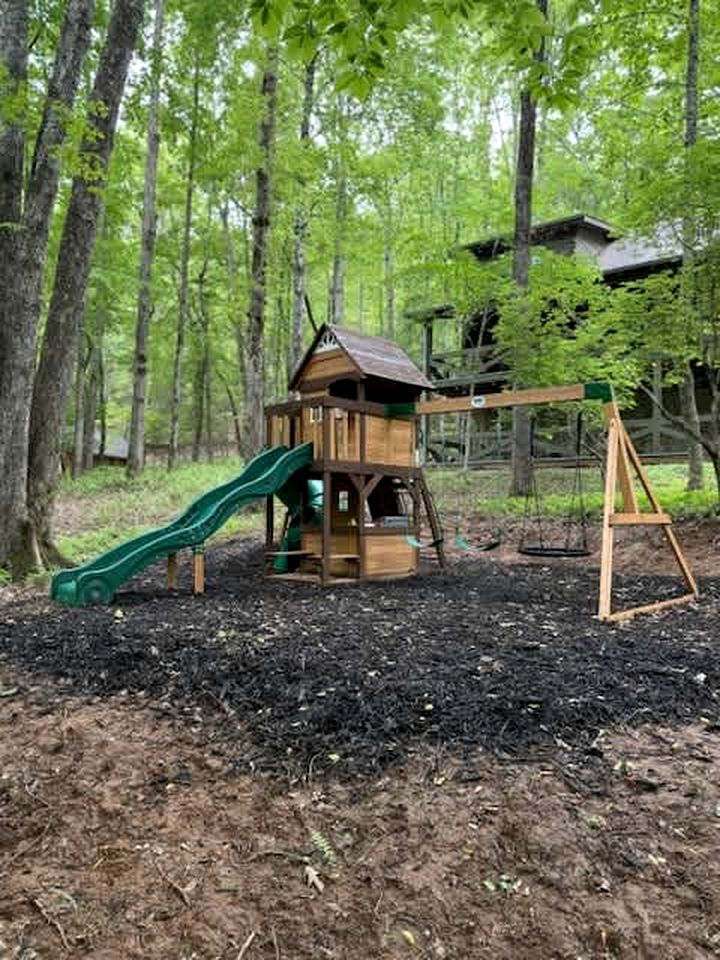 Enchanting Creekside Mountain Cabin Retreat with Luxury Amenities in the Heart of Scenic Blue Ridge, Georgia