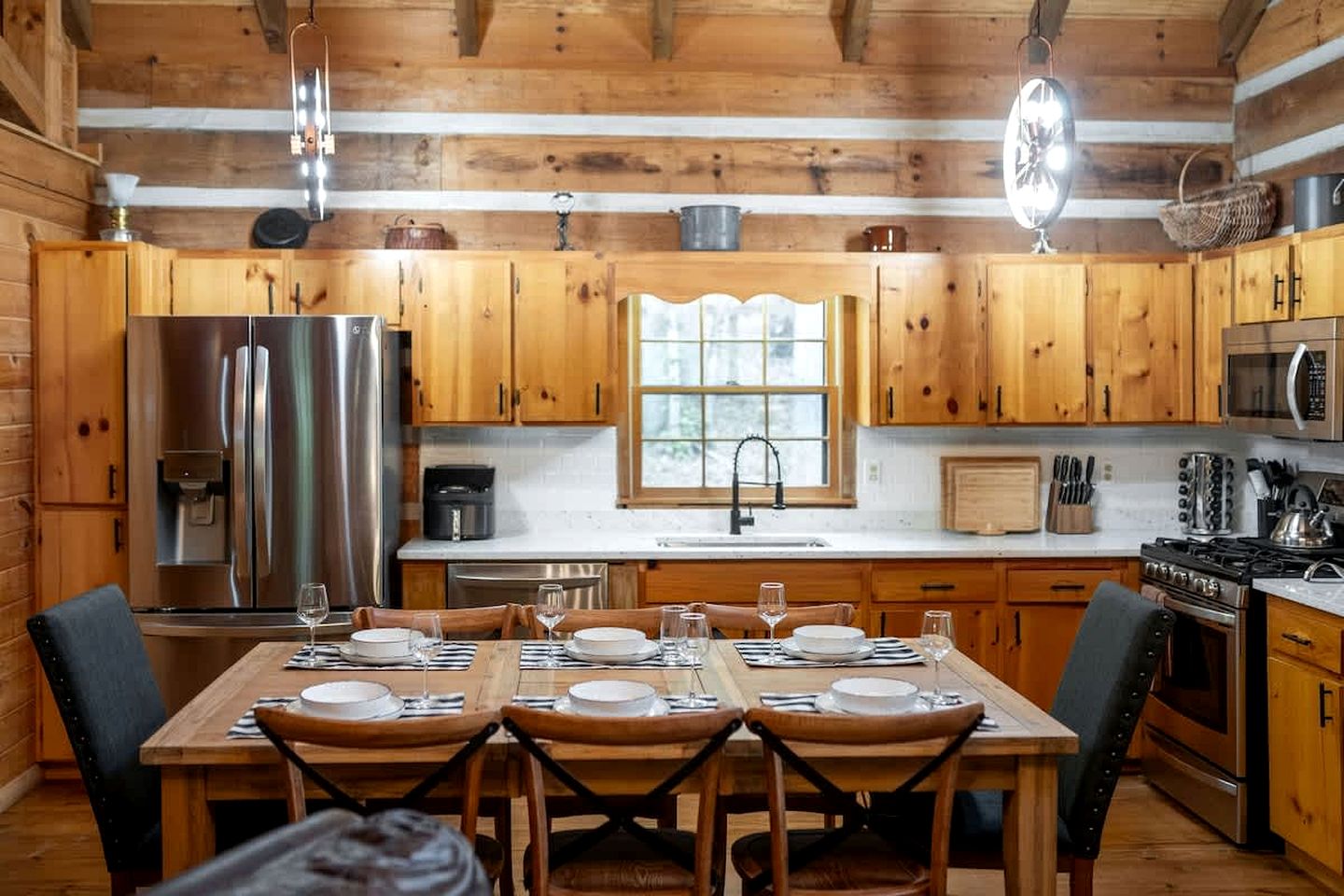 Enchanting Creekside Mountain Cabin Retreat with Luxury Amenities in the Heart of Scenic Blue Ridge, Georgia