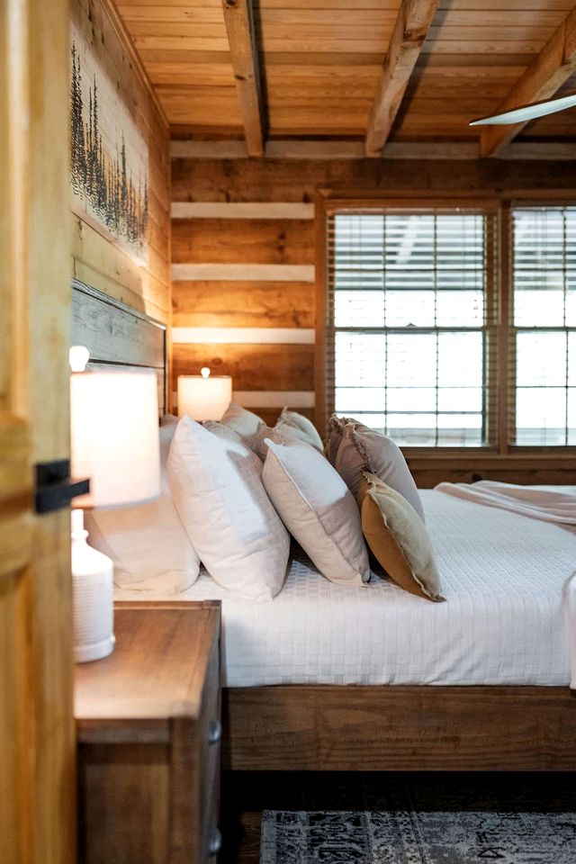 Enchanting Creekside Mountain Cabin Retreat with Luxury Amenities in the Heart of Scenic Blue Ridge, Georgia