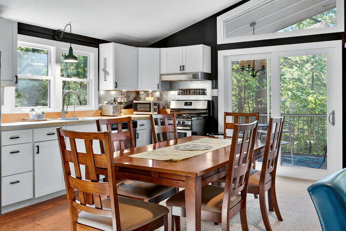 Cozy Modern Cabin with Fire Pit & Trail Access near Berkeley Springs, West Virginia