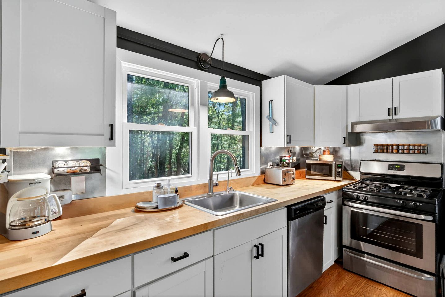 Cozy Modern Cabin with Fire Pit & Trail Access near Berkeley Springs, West Virginia