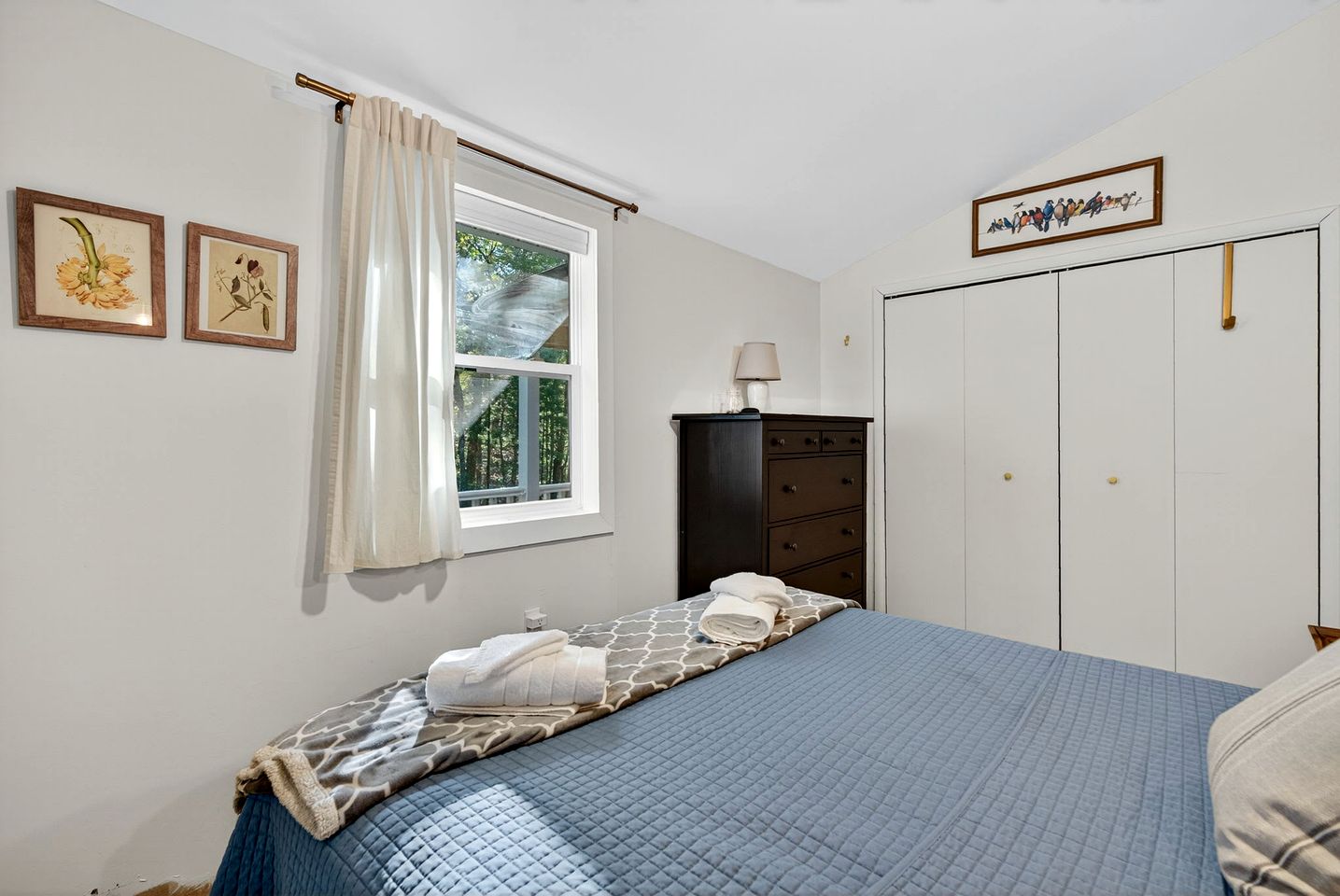 Cozy Modern Cabin with Fire Pit & Trail Access near Berkeley Springs, West Virginia