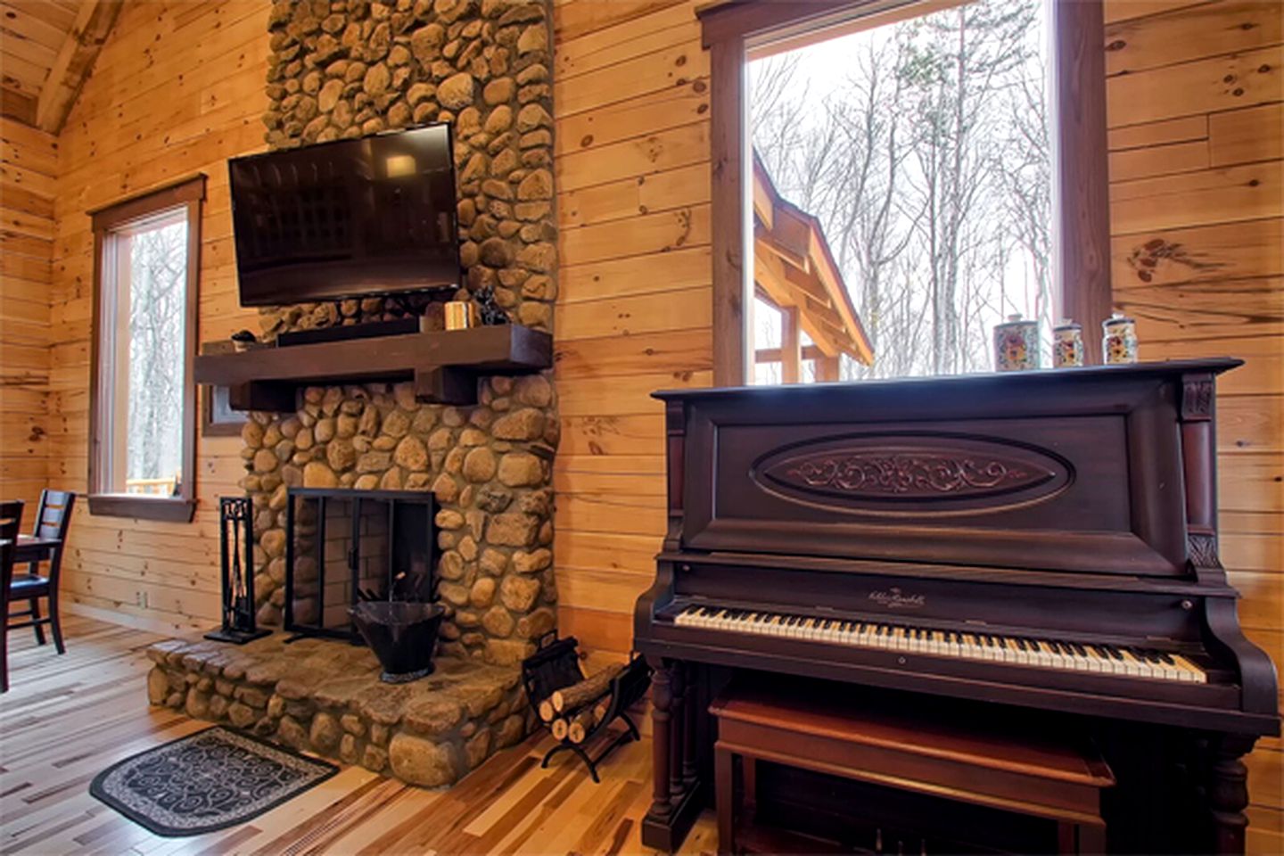 Charming Vacation Cabin Secluded in the Woodlands near Old Man's Cave, Ohio