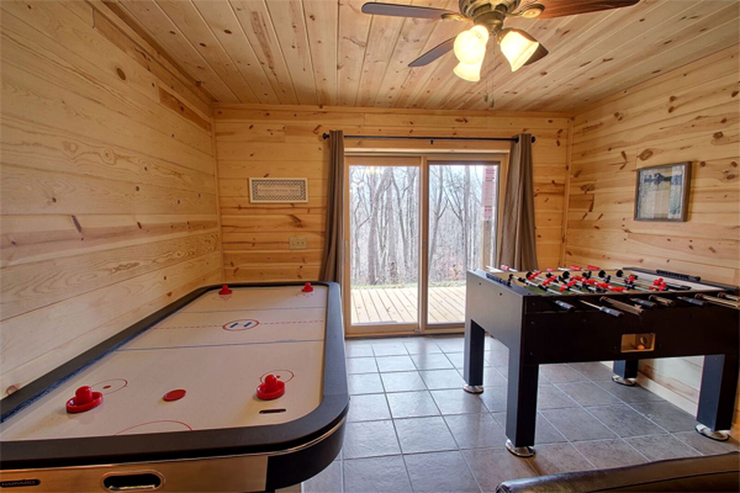 Charming Vacation Cabin Secluded in the Woodlands near Old Man's Cave, Ohio