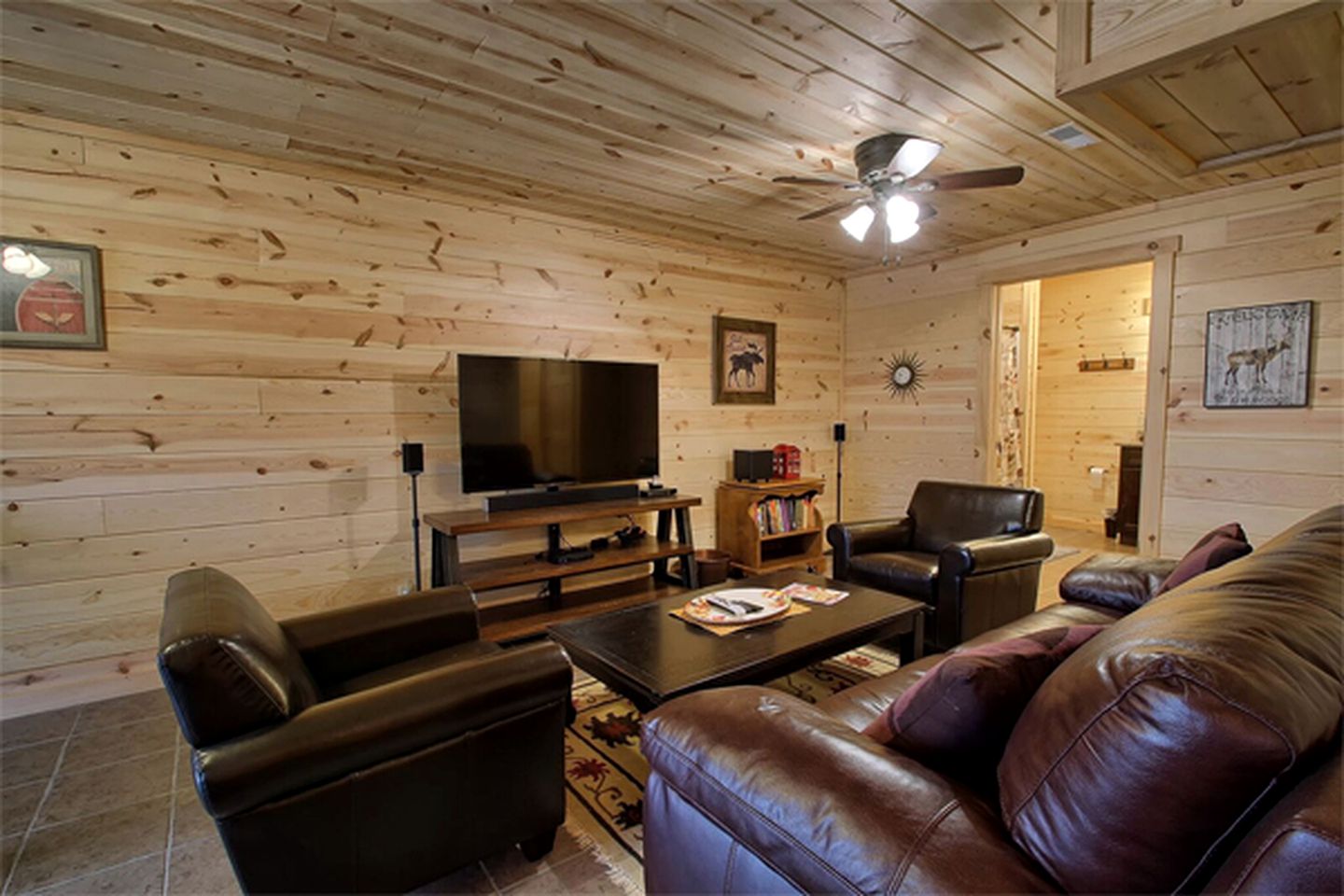 Charming Vacation Cabin Secluded in the Woodlands near Old Man's Cave, Ohio
