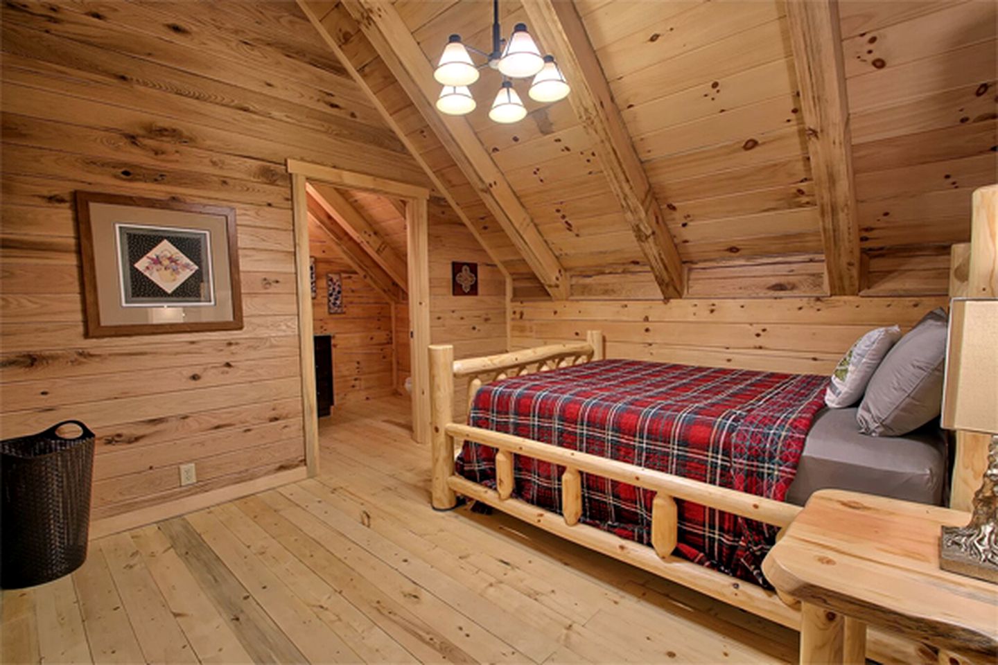 Charming Vacation Cabin Secluded in the Woodlands near Old Man's Cave, Ohio