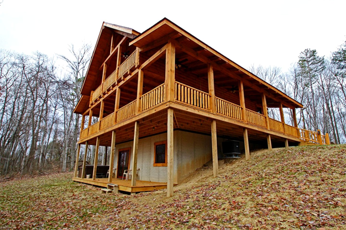 Charming Vacation Cabin Secluded in the Woodlands near Old Man's Cave, Ohio