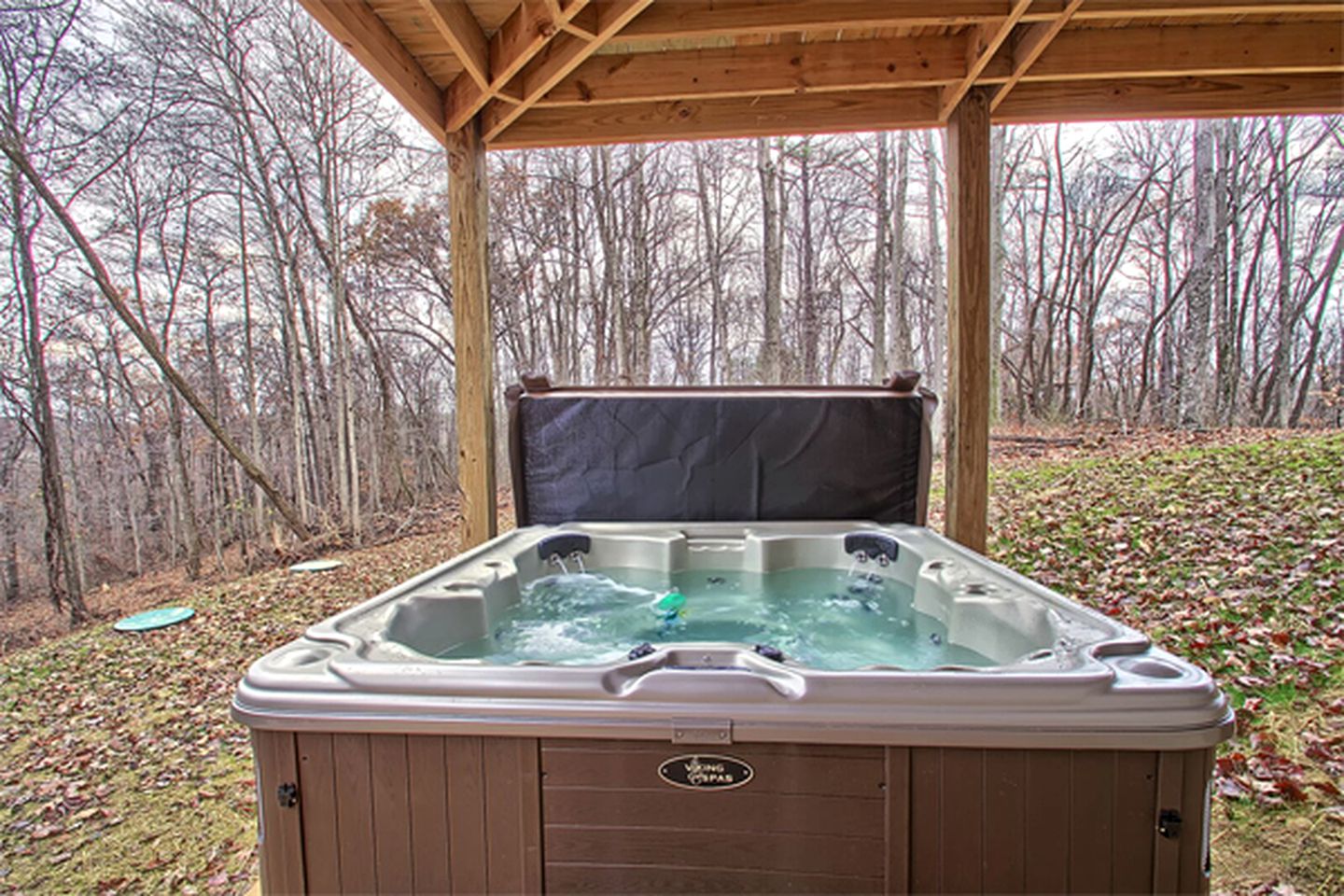 Charming Vacation Cabin Secluded in the Woodlands near Old Man's Cave, Ohio