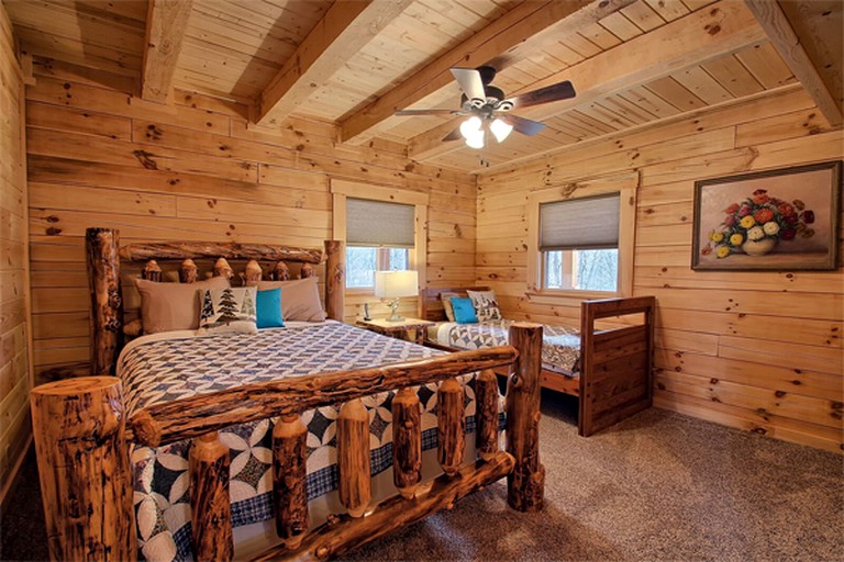 Log Cabins (Logan, Ohio, United States)