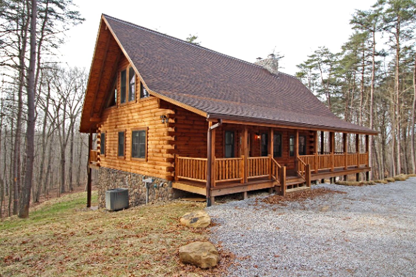 Cabin with a Hot Tub near Old Man's Cave, Ohio