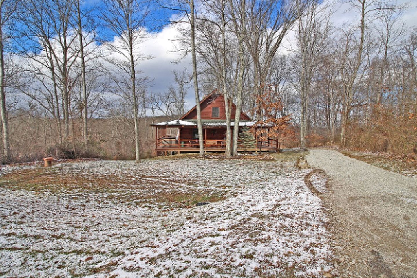 Beautiful Log Cabin Getaway Amazing Woodland Views near Conkles Hollow, Ohio