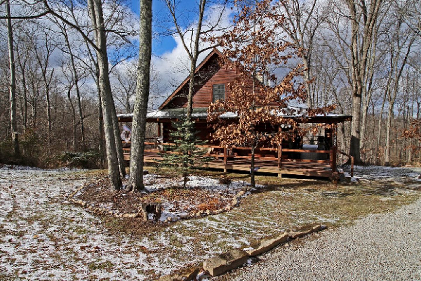 Beautiful Log Cabin Getaway Amazing Woodland Views near Conkles Hollow, Ohio