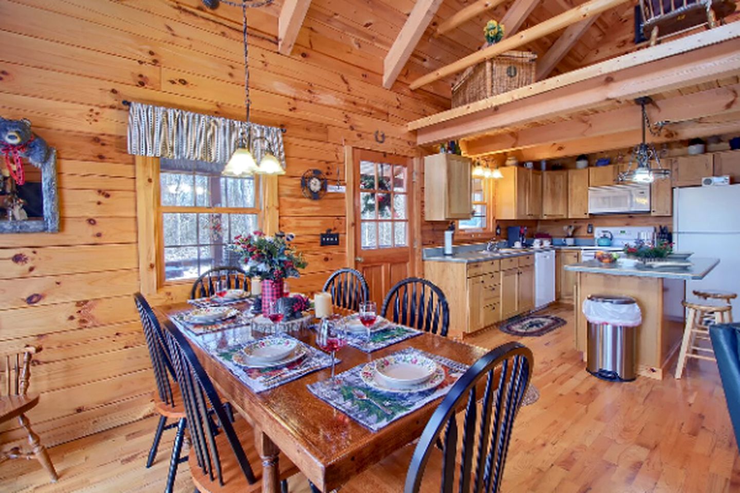 Beautiful Log Cabin Getaway Amazing Woodland Views near Conkles Hollow, Ohio