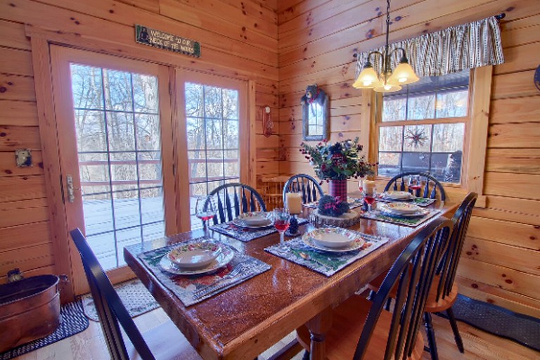 Log Cabins (Logan, Ohio, United States)