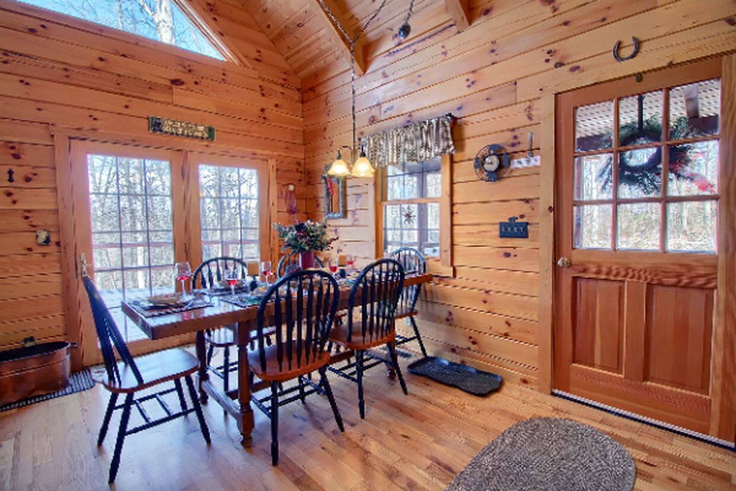 Beautiful Log Cabin Getaway Amazing Woodland Views near Conkles Hollow, Ohio