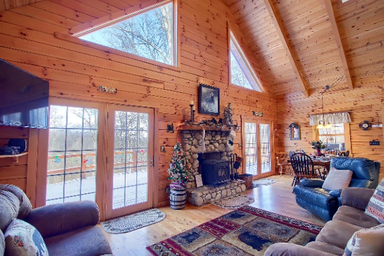 Log Cabins (Logan, Ohio, United States)