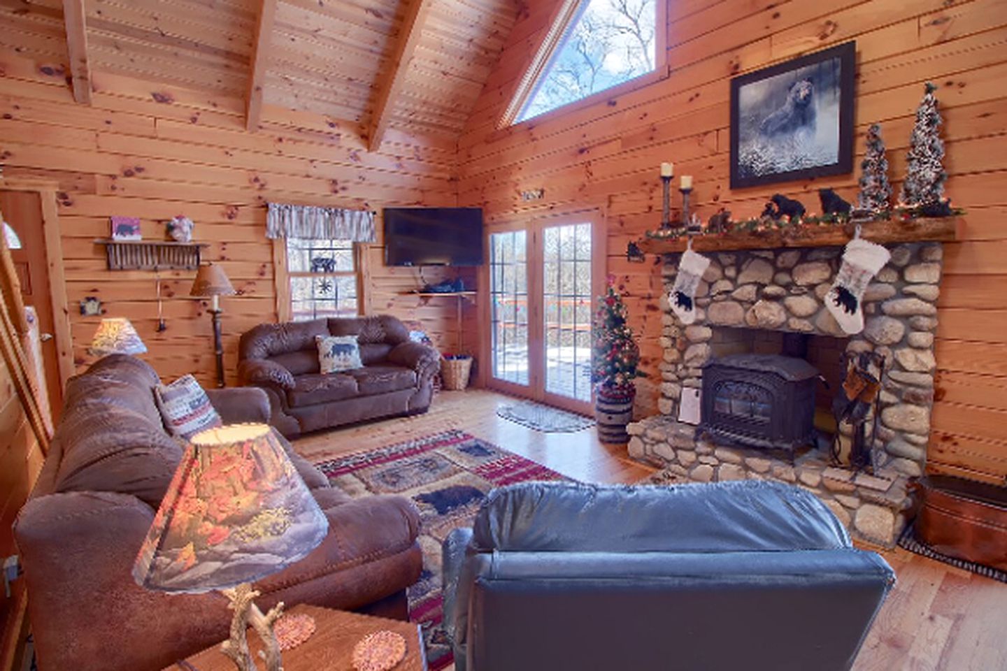 Beautiful Log Cabin Getaway Amazing Woodland Views near Conkles Hollow, Ohio