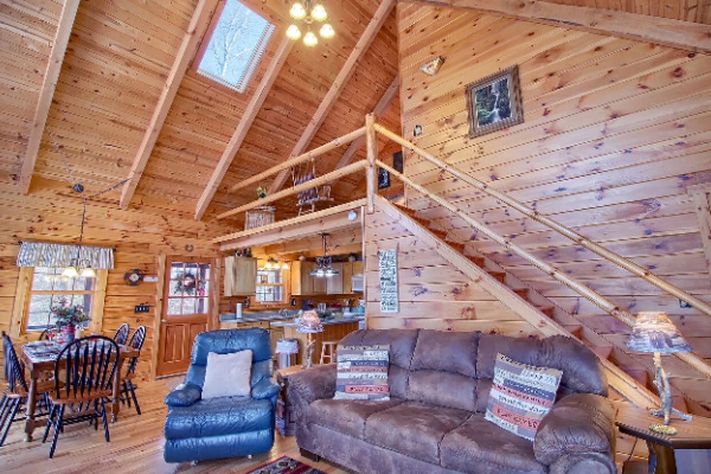 Beautiful Log Cabin Getaway Amazing Woodland Views near Conkles Hollow, Ohio