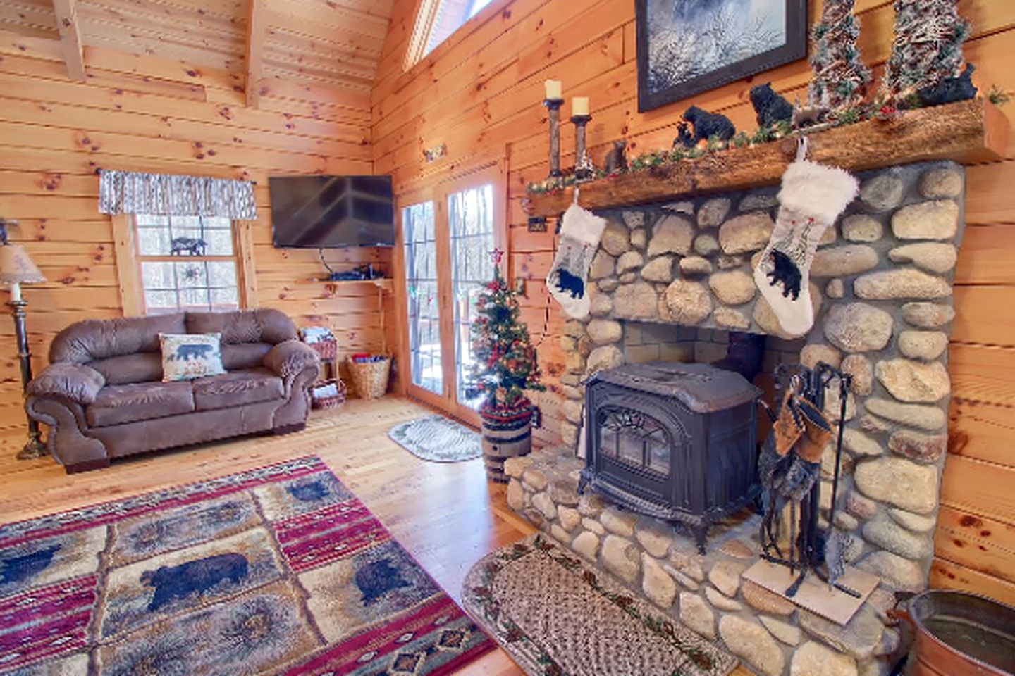 Beautiful Log Cabin Getaway Amazing Woodland Views near Conkles Hollow, Ohio