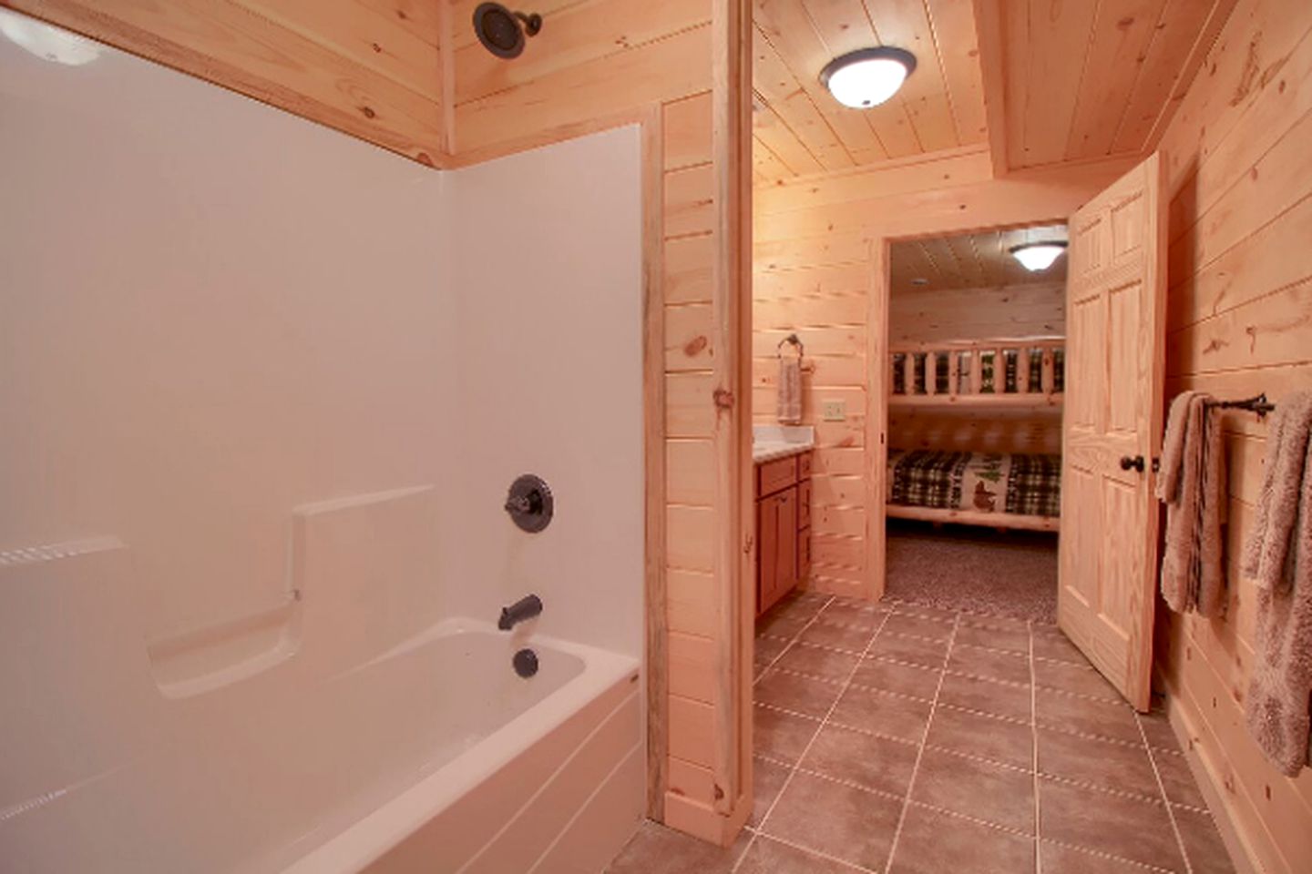 Stately Log Cabin with a Hot Tub Perfect for a Weekend Getaway near Columbus, Ohio