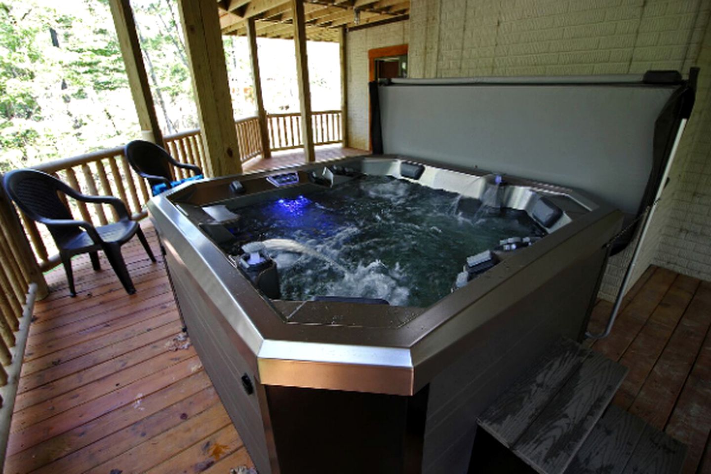 Stately Log Cabin with a Hot Tub Perfect for a Weekend Getaway near Columbus, Ohio