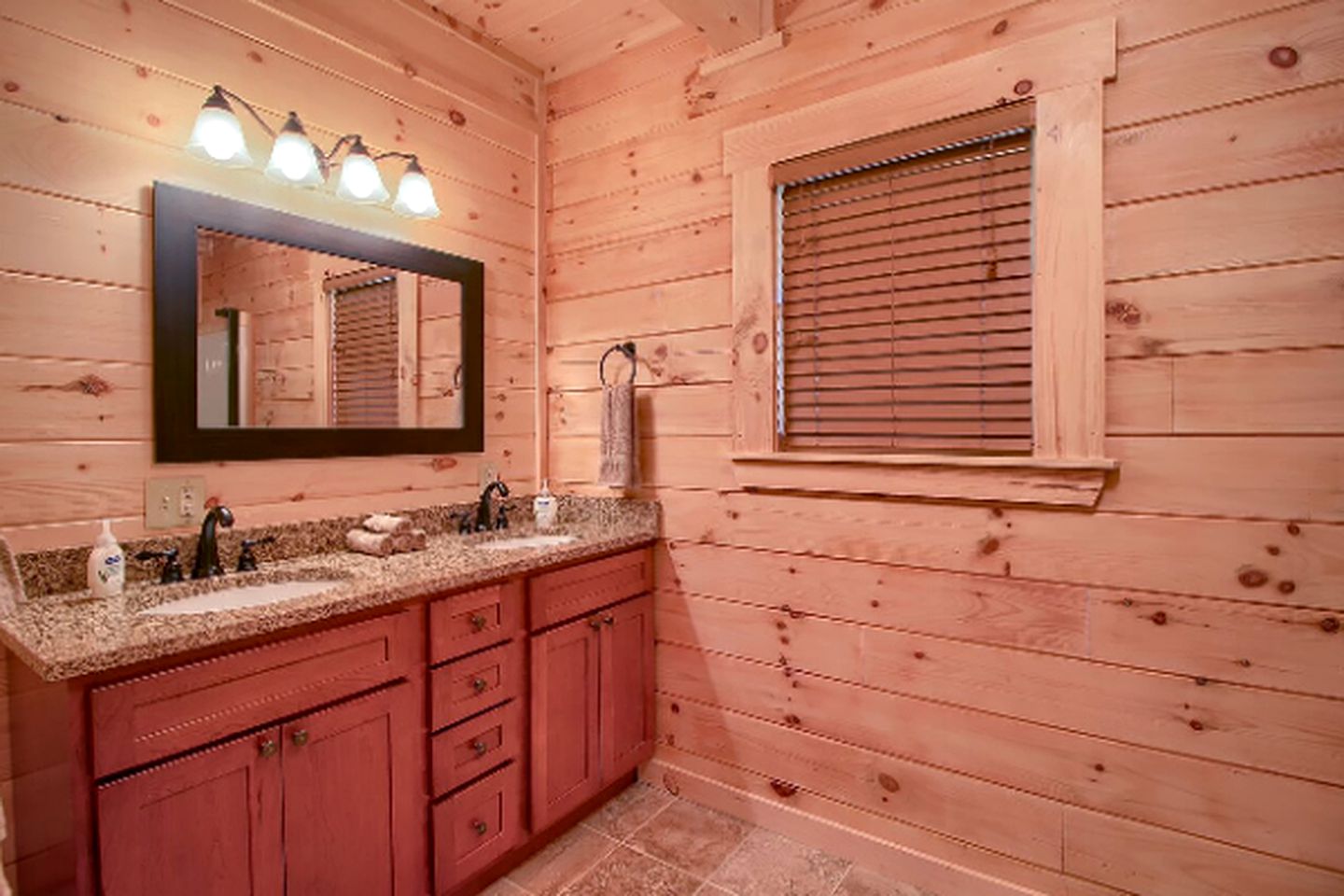 Stately Log Cabin with a Hot Tub Perfect for a Weekend Getaway near Columbus, Ohio