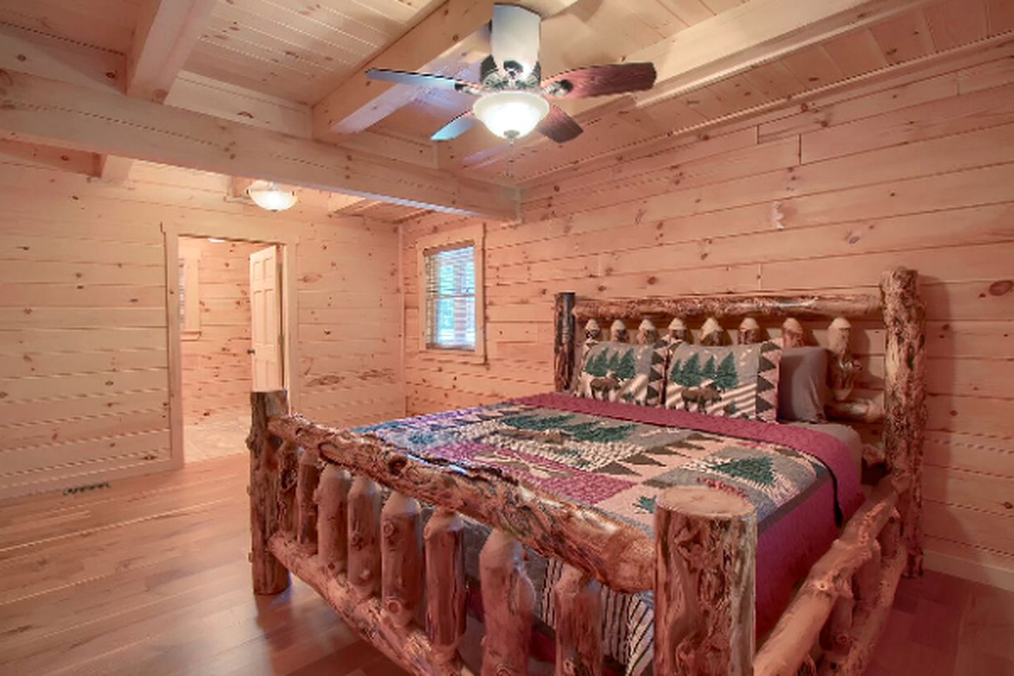 Stately Log Cabin with a Hot Tub Perfect for a Weekend Getaway near Columbus, Ohio