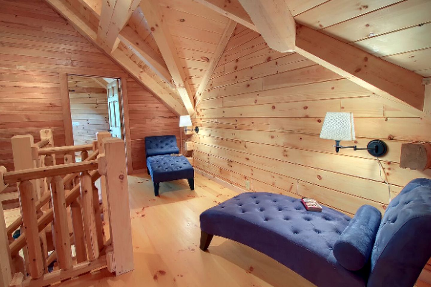 Stately Log Cabin with a Hot Tub Perfect for a Weekend Getaway near Columbus, Ohio