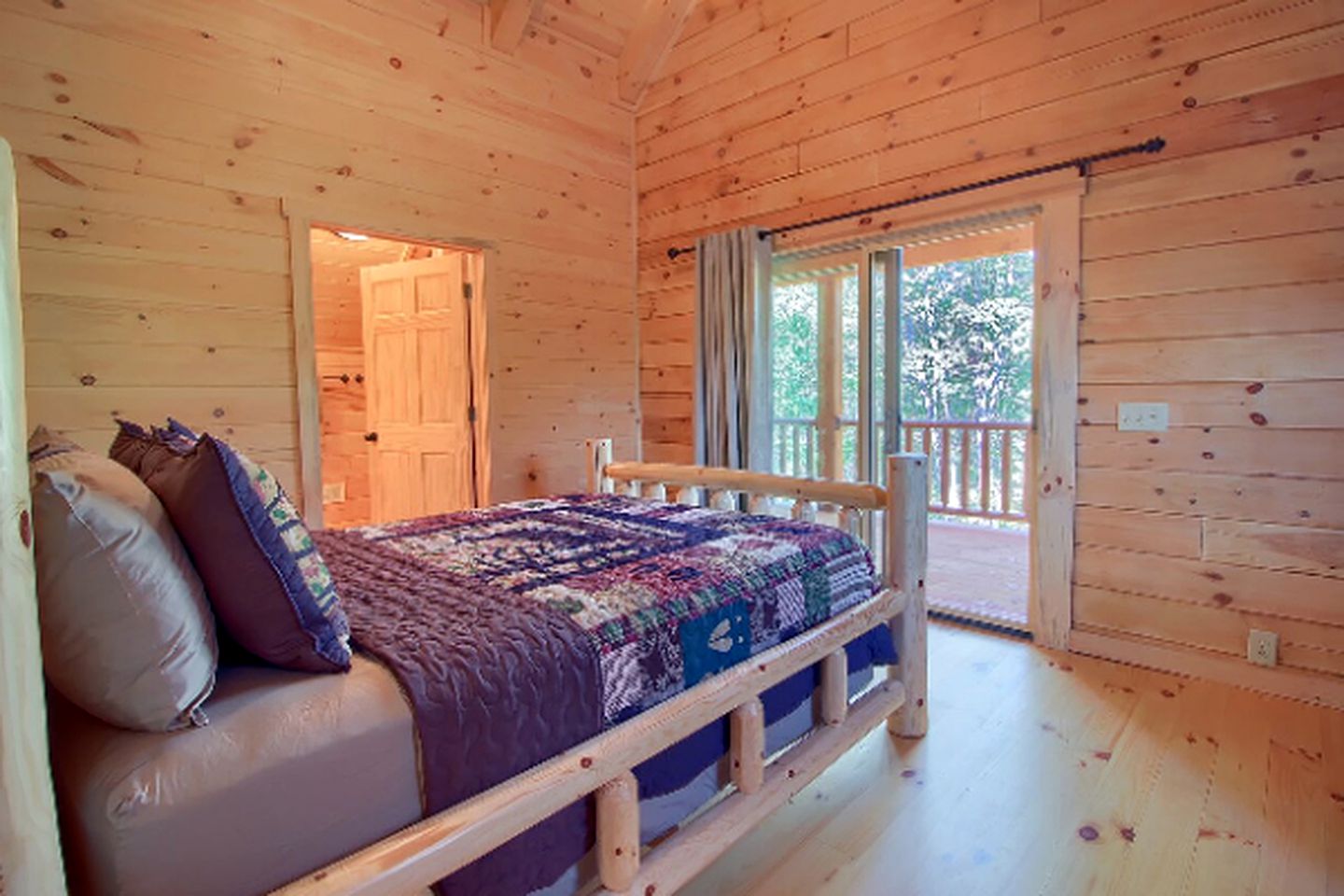 Stately Log Cabin with a Hot Tub Perfect for a Weekend Getaway near Columbus, Ohio